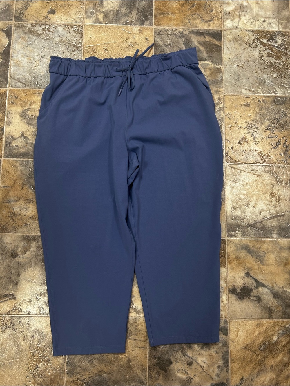 Women’s lululemon 3/4 pants Elastic Waist Performance Pants